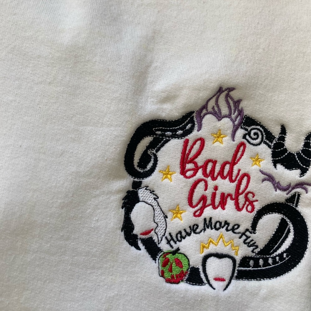White Disney villain embroidered Halloween themed crewneck. Size Large